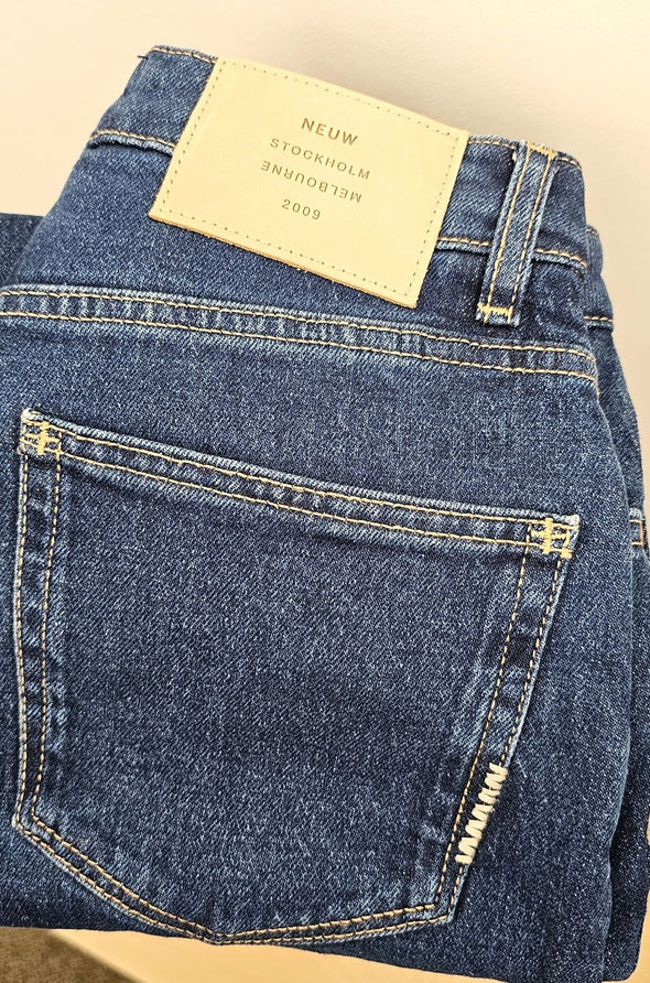 NEUW straight leg jeans 25